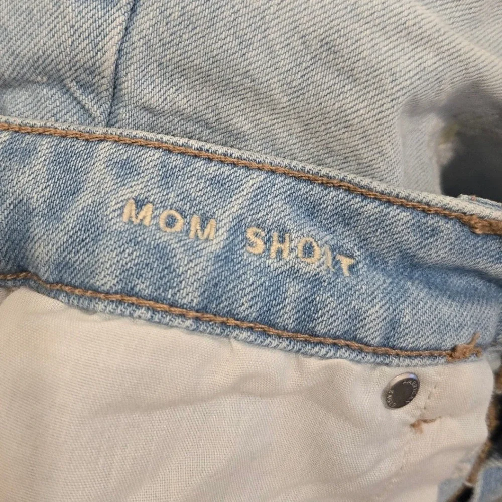 American Eagle Denim Mom Shorts Embroidered Light Wash Cutoff Flower Size 4‎